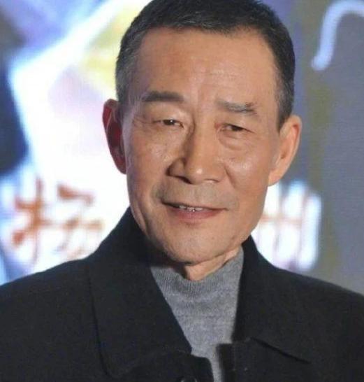 当年，李雪健拍完宋江后，拿着34万片酬兴冲冲准备回家，却接到妻子慌张打来的电话：