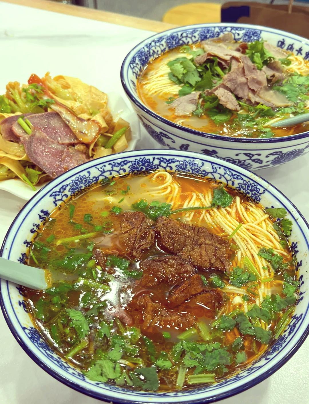 太感人了！厦门一女子吃了碗牛肉面17元，付款却付了170元，店主以为她多付了一个