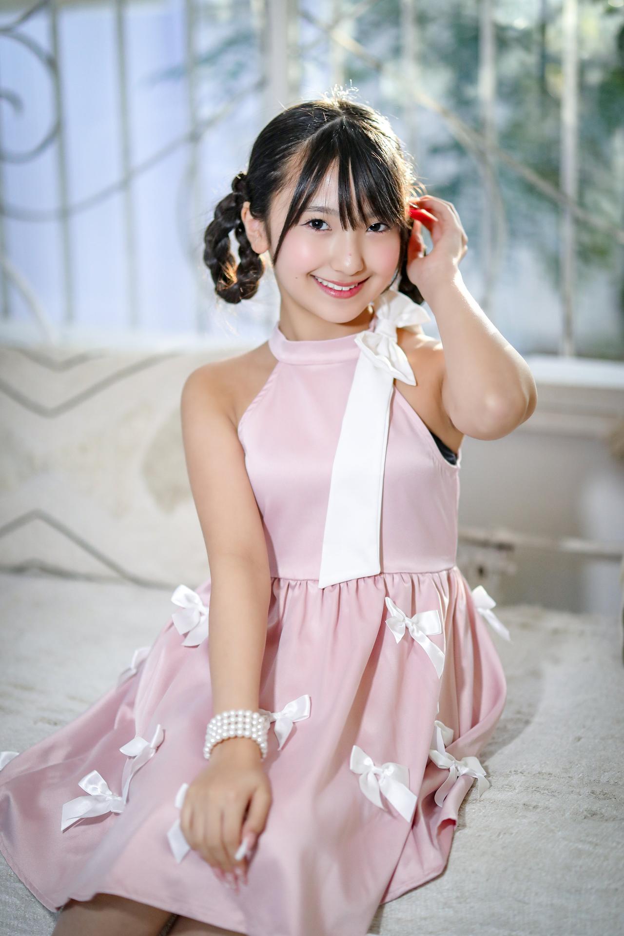 甜美少女风，粉色蝴蝶结连衣裙，阳光下的微笑