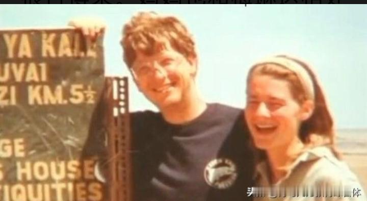 比尔盖茨一家人幸福瞬间，比尔盖茨女儿坐肩膀，笑得合不拢嘴。