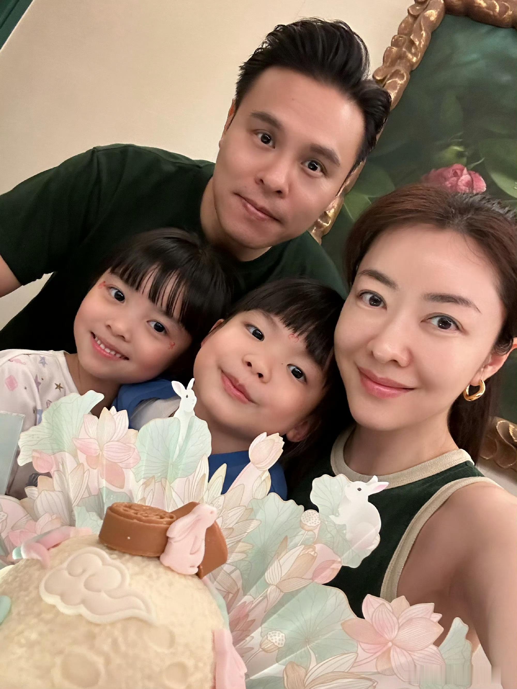 熊黛林双胞胎女儿颜值都说女大十八变，放在熊黛林这对双胞胎小姐妹身上再贴切不过，妥