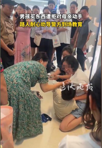 重庆，一个10岁左右的男孩，和妈妈逛商场，看中了一样东西，他就要妈妈买，妈妈不想