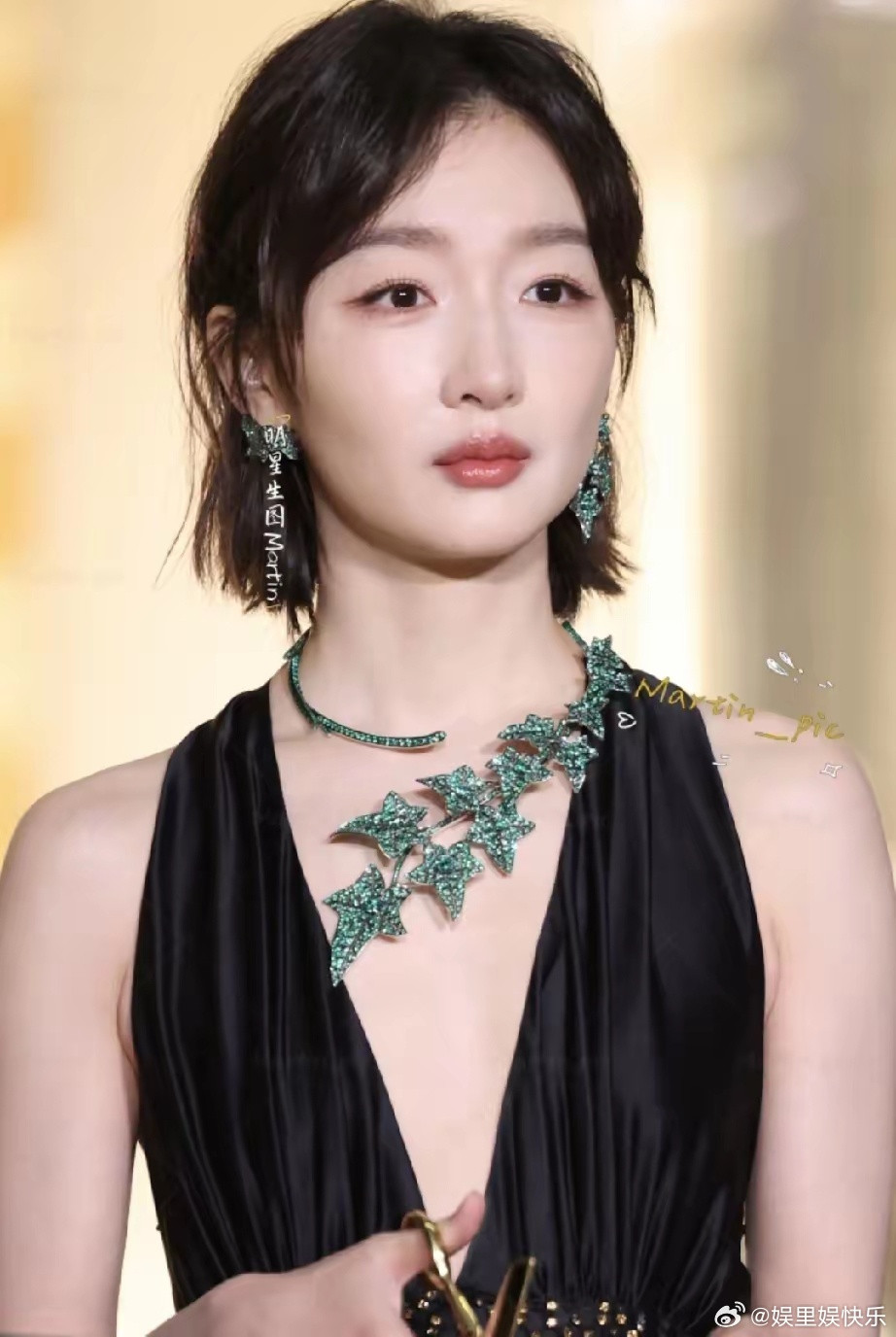 看了周冬雨出席活动的生图，我默默做了一个决定，这个决定就是，以后再也不盲目追求夸