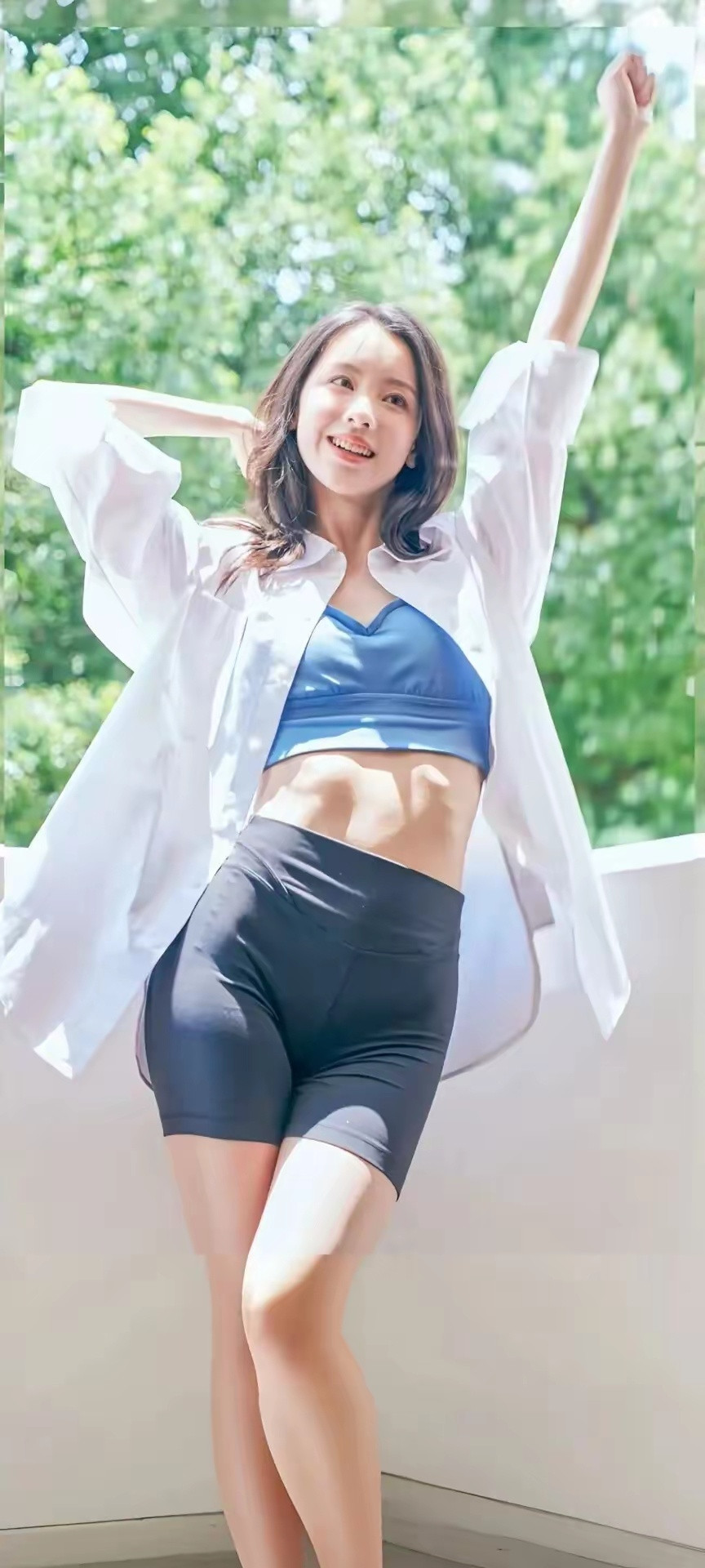 陈都灵:紧身牛仔裤，这身材，蜜桃臀，谁看了不心动呀！​​​