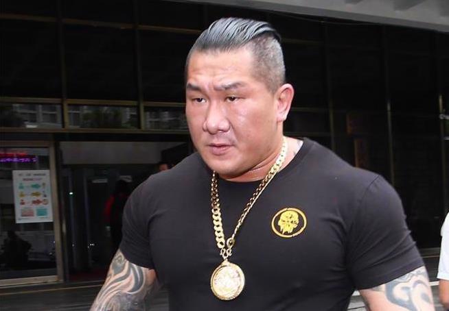 馆长5日在直播间一句“把赖清德的狗头斩下来，兄弟我等你”，让民进党逮住了尾巴，6