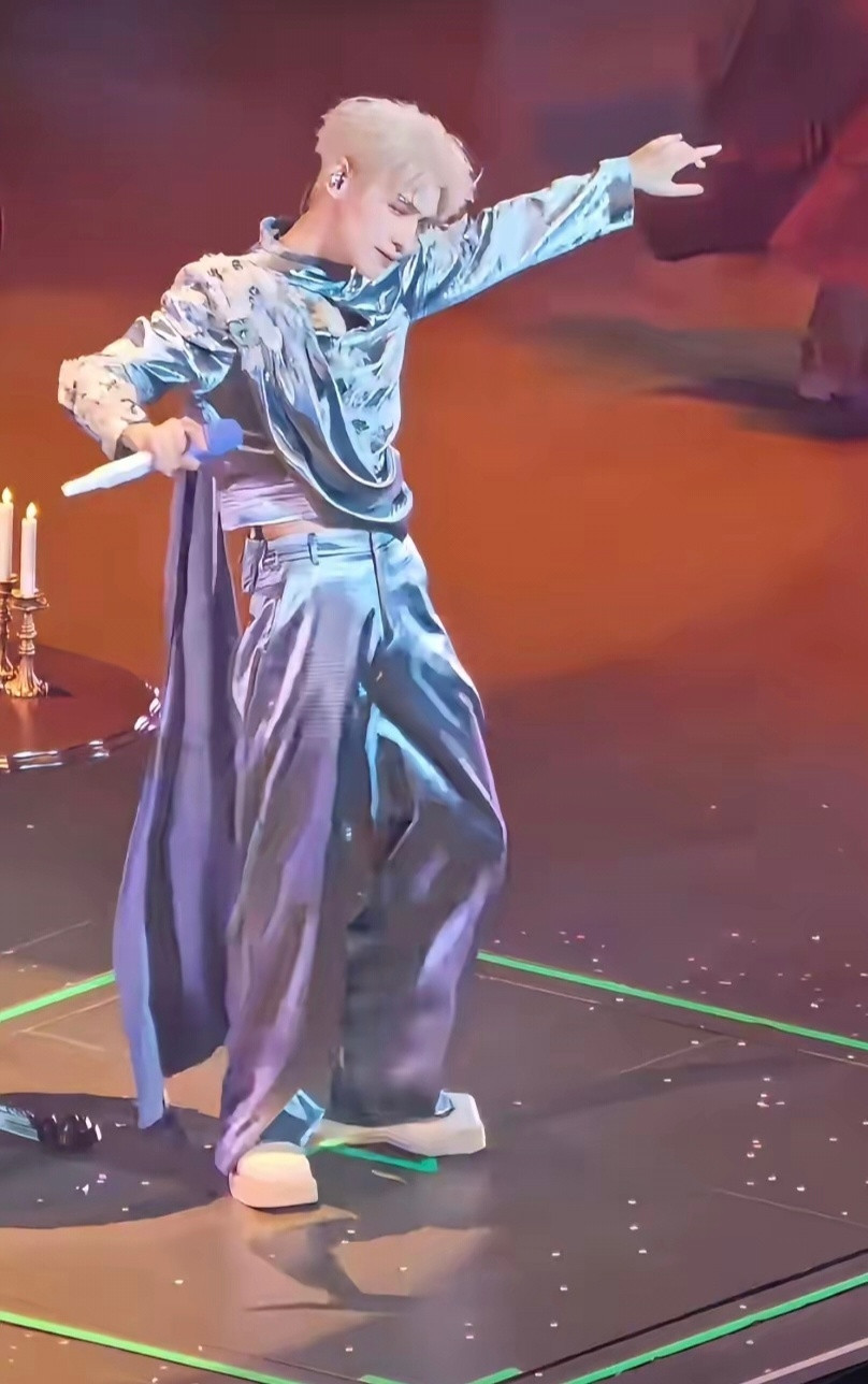 罗云熙，全身衣服搭配都没问题，这个鞋子我感觉真是性缩力拉满了，造型师出来挨打