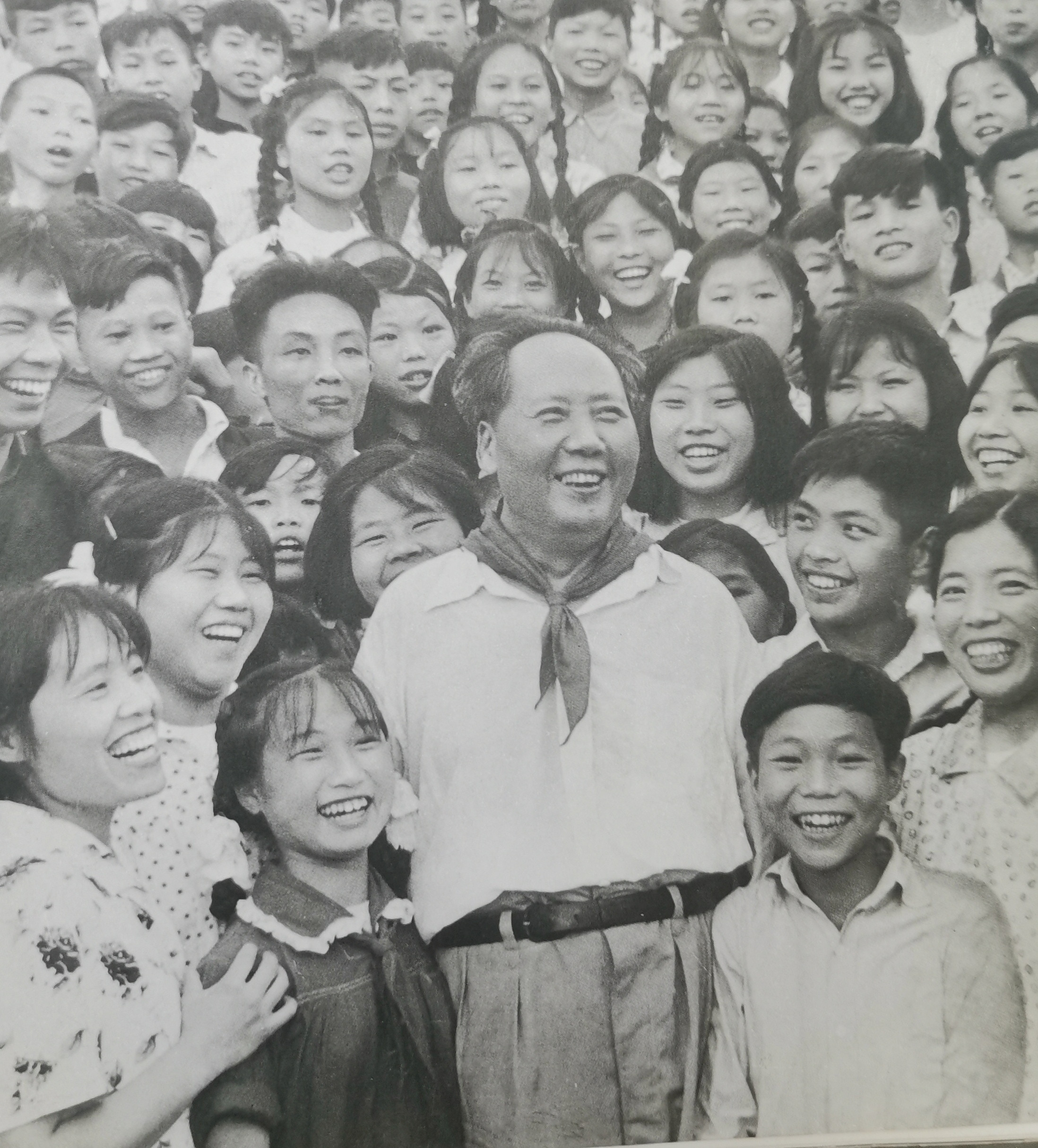 1959年，毛主席回到阔别32年的故乡韶山，和家乡学校的孩子们亲切合影留念。毛主