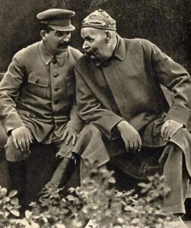 前苏联领导人斯大林与大文豪高尔基合影。高尔基是苏联文学家，大文豪诗人，他晚年