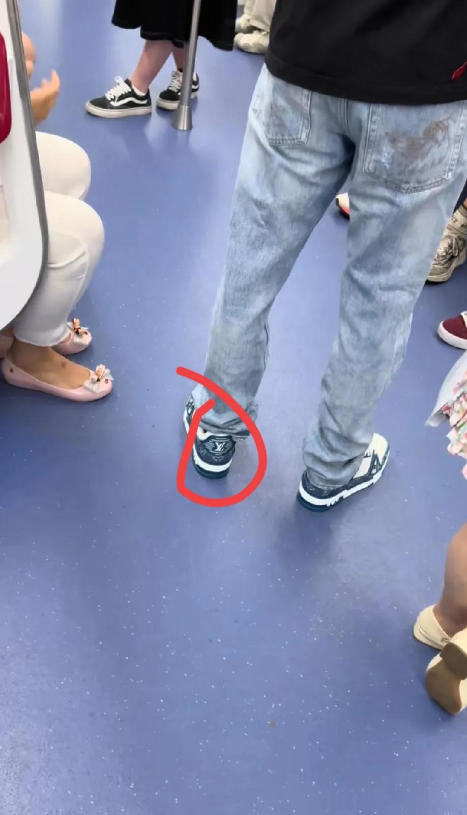 这是哪家少爷无聊坐地铁来了