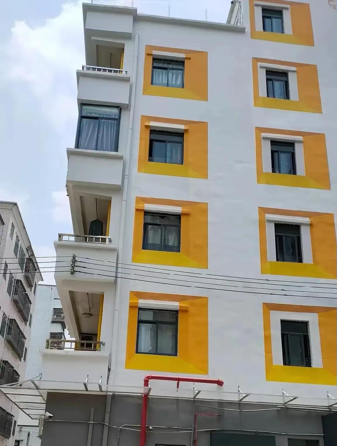 深圳房东是真的会算账！把城中村破旧出租屋简单捯饬成所谓公寓，配个冰箱空调洗衣机喊