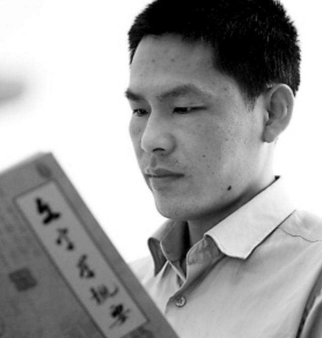 1997年的一天，复旦大学博士生导师裘锡圭，收到一封信。信是一位叫蔡伟