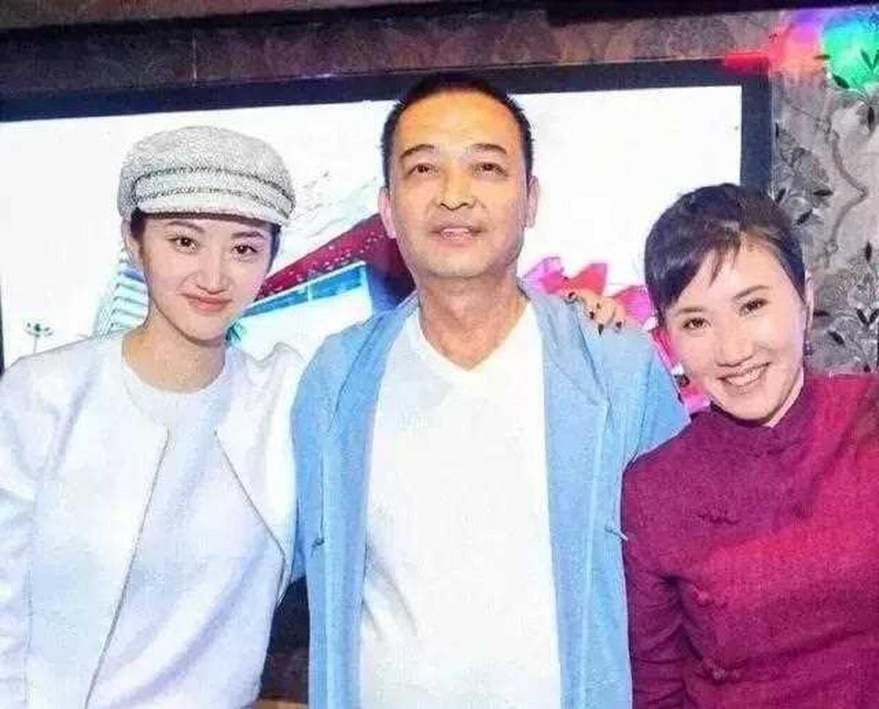 景甜这应该也是中了基因彩票了，父母长相挺普通的，她却逆袭了所有优点！
