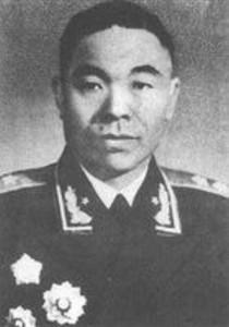 1955年，中南海怀仁堂的授衔仪式现场，当周恩来总理将中将军衔命令状递到曾泽生手