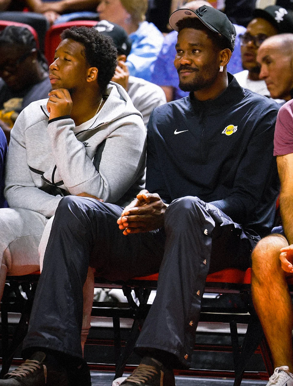 艾顿观战湖人夏联和新队友们终于汇合啦！NBA夏季联赛湖人对阵快船的比赛！詹姆