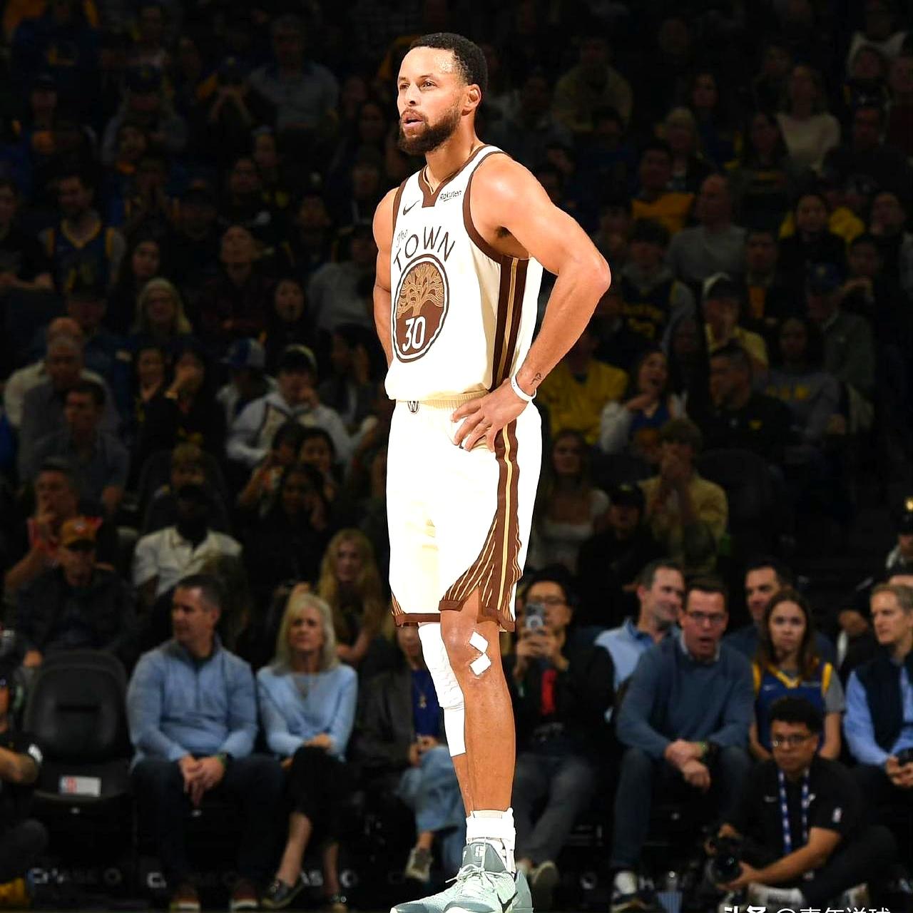 库里彻底无所顾忌了！库里和安德玛解约后，此前多穿自有品牌，这次主场战爵士