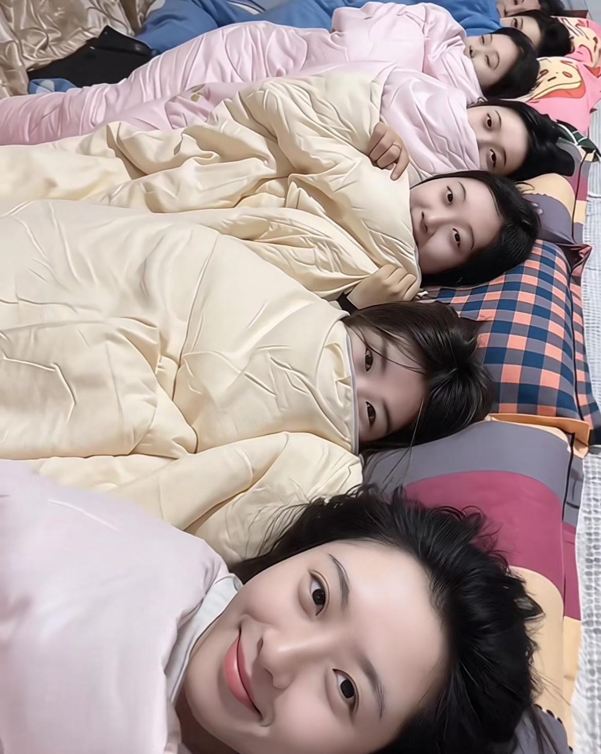 这么多人睡一起，晚上有人打呼噜怎么办啊[捂脸哭]