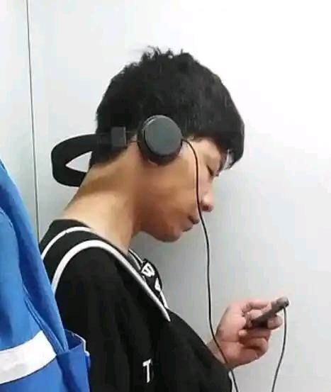 他不会真的觉得自己很酷吧？