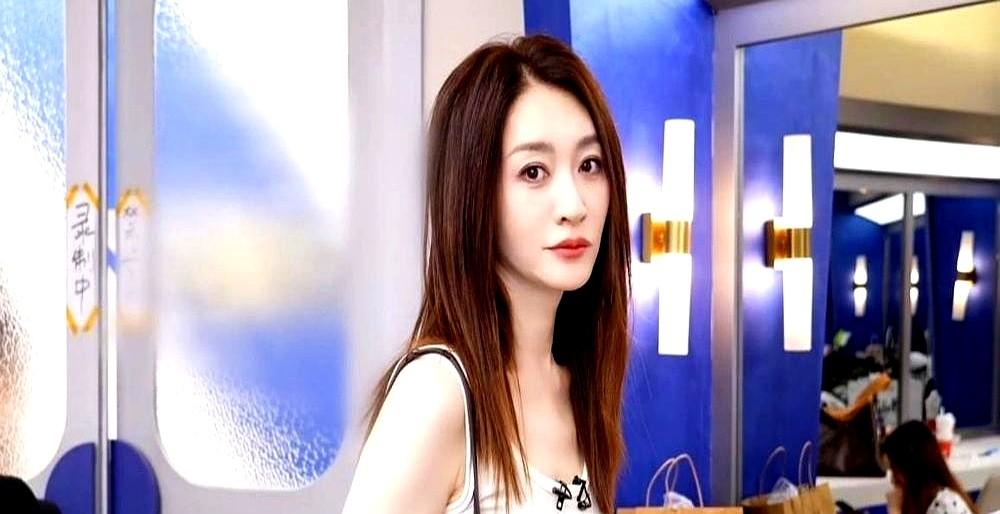 “真的假的？”王濛突然伸手薅住李小冉头发，满脸疑惑。后台这一幕，把这位冬奥冠