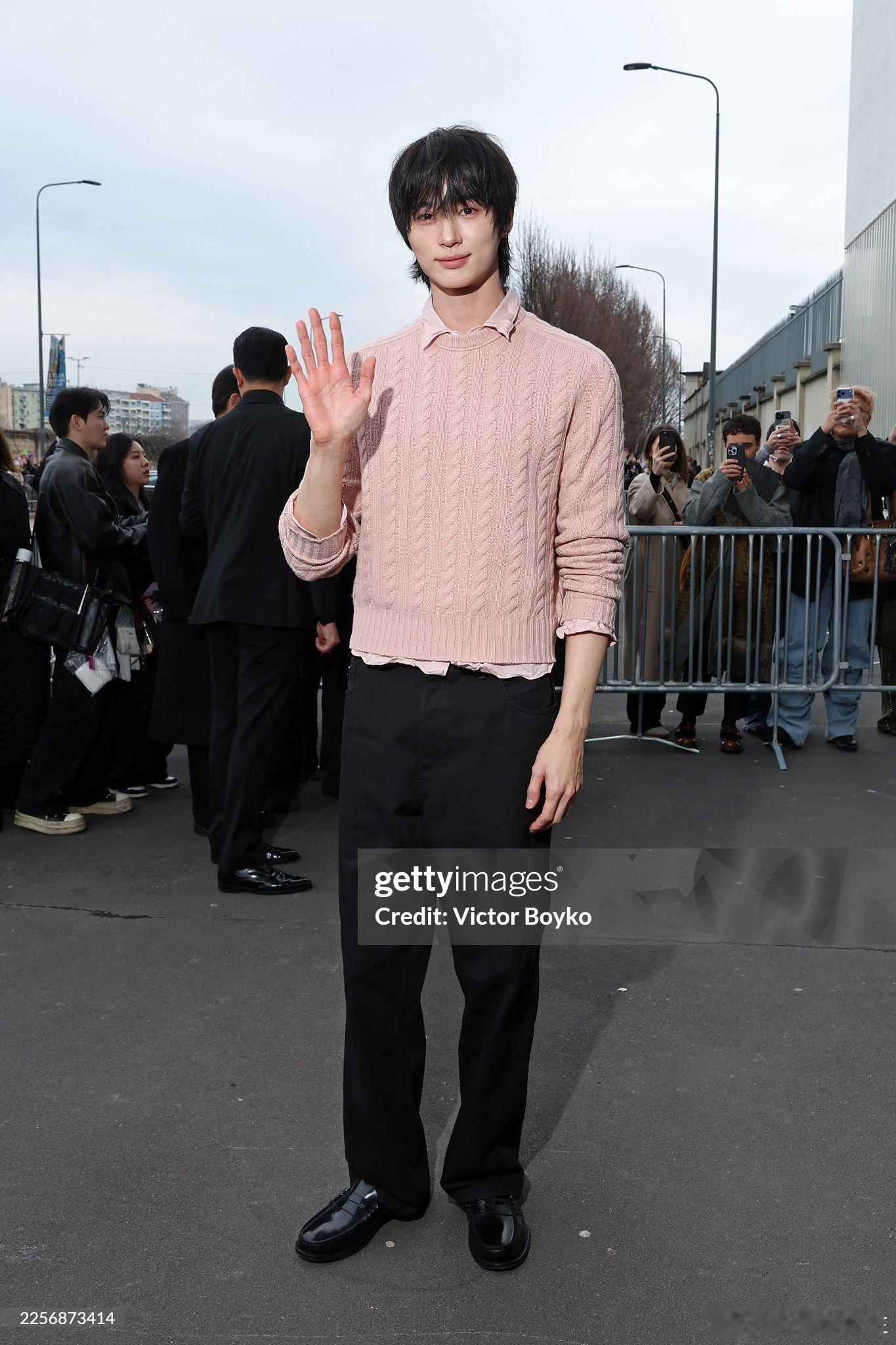 【热帖】边佑锡prada米兰时装秀评论：好帅啊模特就是模特粉色衣服和发型反转很