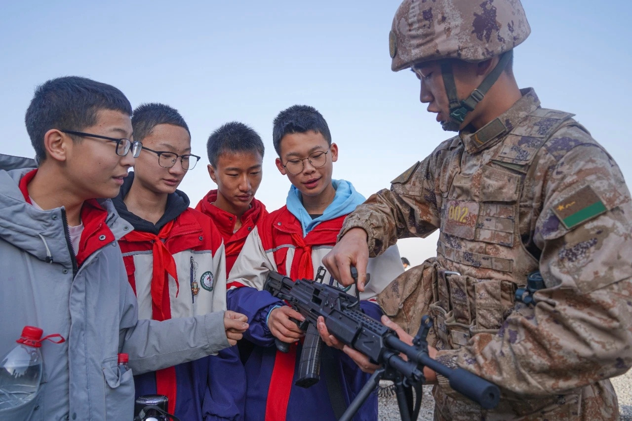 南疆军区某部邀请驻地拜城县第二中学师生踏入营区领略军旅风采（南疆强军号）