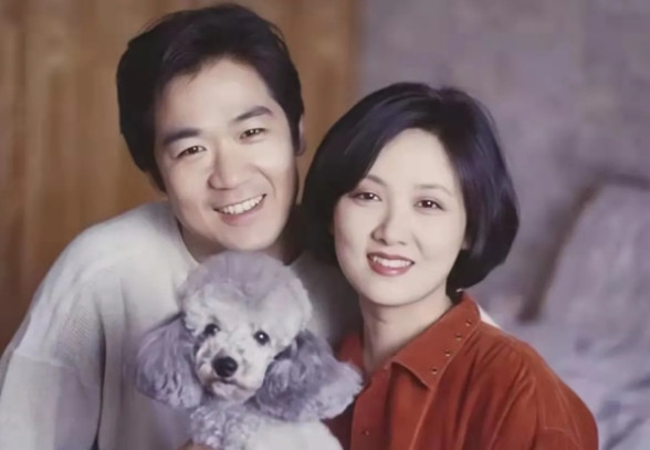 1991年，邓婕对张国立说：“我想生个孩子。”张国立看了眼9岁的张默，沉默了一下