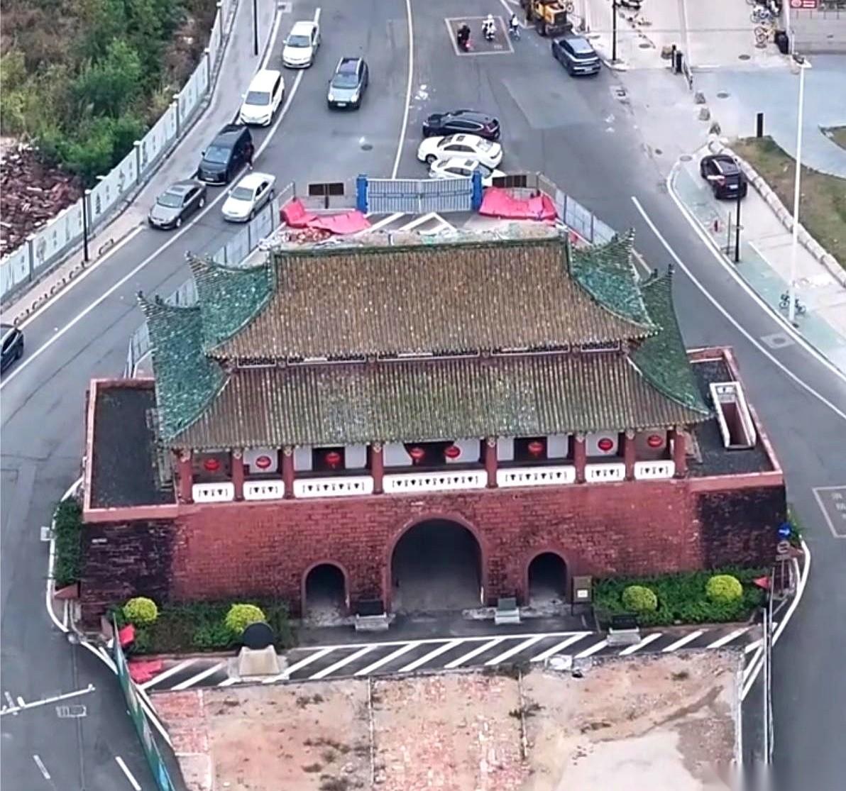 东莞有座城楼，身家千亿的承建商，连碰都不敢碰一下。有人说，这楼比天安门还早建了
