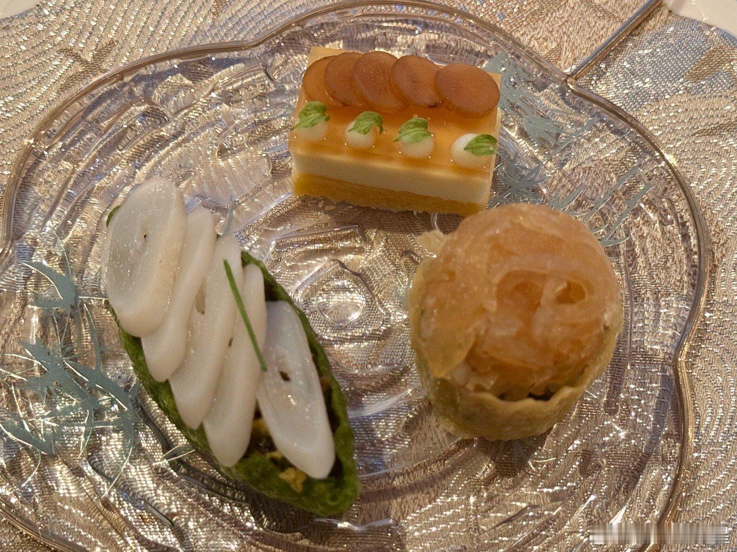 香港米其林二星，Tate。图1是小点心，一个海鲜、一个浓香、一个咸香，味道很好。