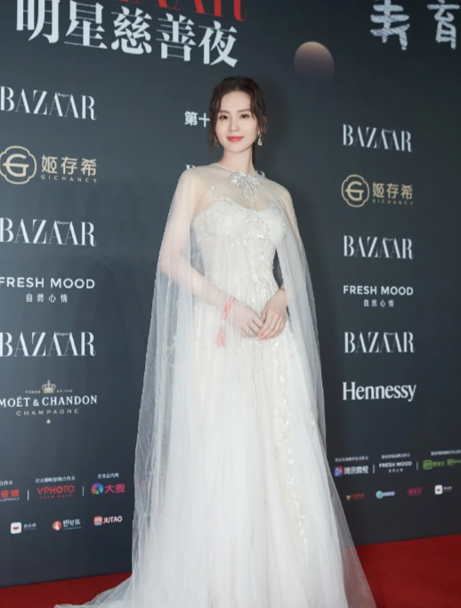 都说刘诗诗是淡颜美女，但人群里最抢眼的分明是她啊，气质太突出了，一身白衣美到出尘