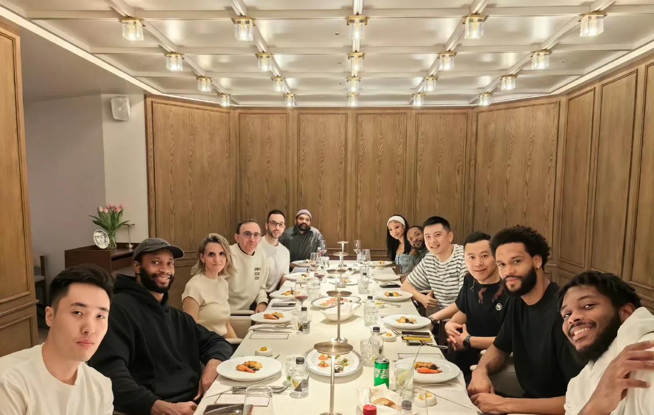 杨鸣好样的！不愧是cba儒帅，在G3赛前带着外援+外教团队吃大餐，这才是真正的生