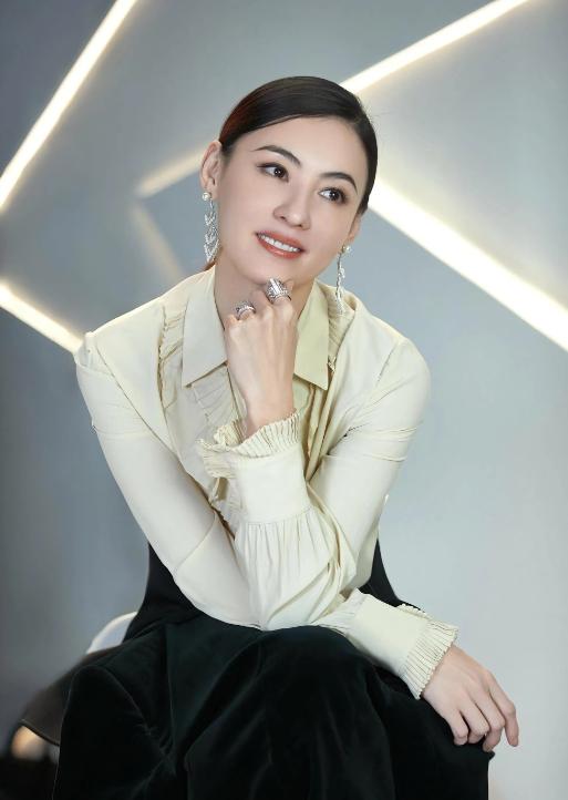 主持人问张柏芝：“你家的孩子爱发脾气吗？”张柏芝摇摇头：“我的三个孩子很少发脾