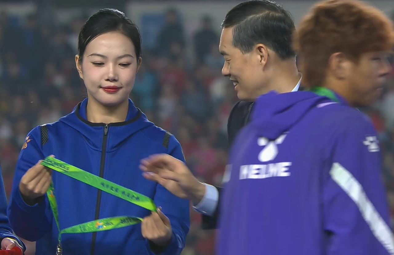 苏超本年度最后一战令人印象深刻的几点：礼仪小姐姐很端庄大气！泰州队队员们想