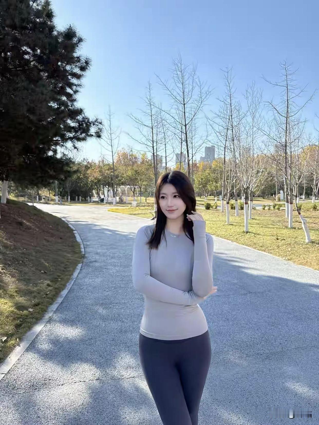 《晴秋漫行》七言绝句：晴光遍洒径边秋，金叶轻扬落肩头。步履悠然风作伴