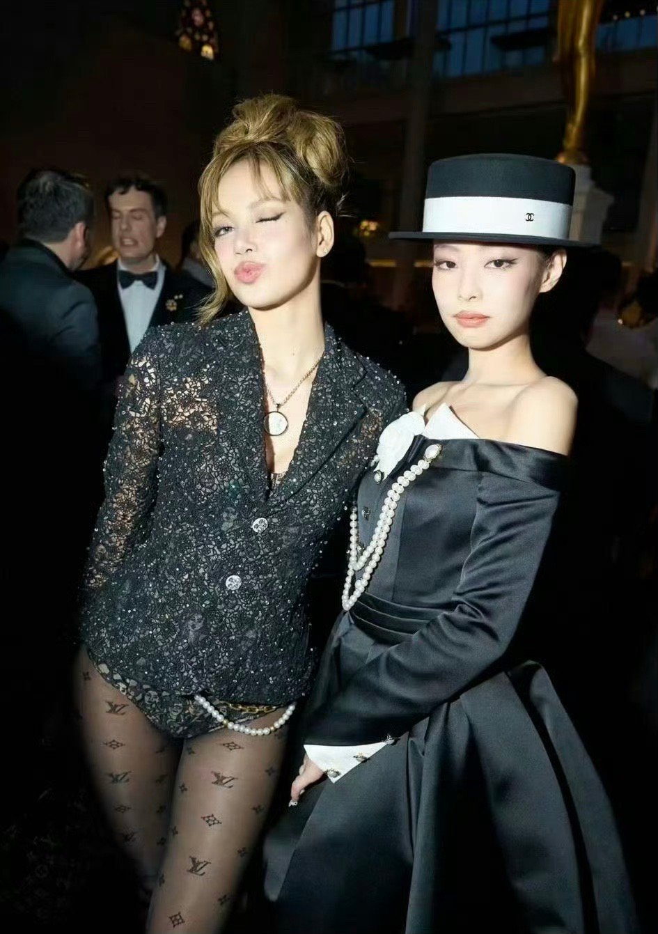 Lisa和Jennie同框了！Jennie人间香奈儿Lisa蕾丝套装​​
