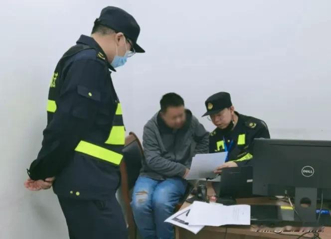 非现场执法，执法人员上门带走无证网约车司机，这事你怎么看?最近