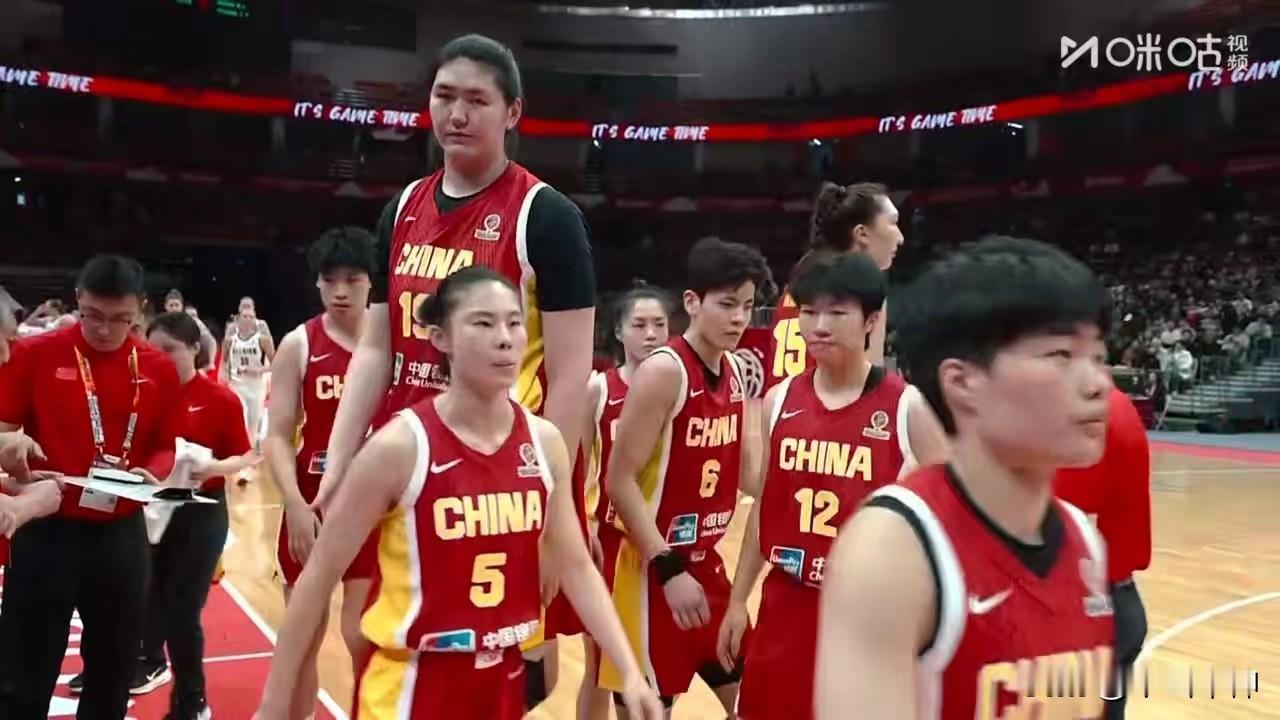 世界杯资格赛落下帷幕，中国女篮四胜一负位居小组第二，稳获出线权。17日晚，中国