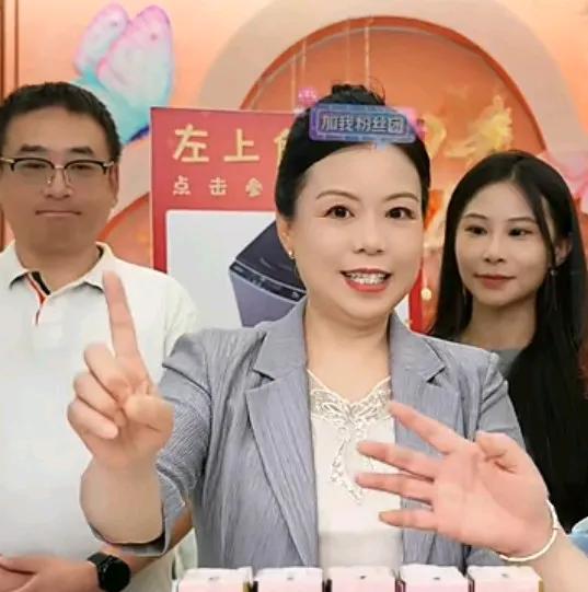 好消息，许妈姚爸来到了杭州，今天来卖家纺来啦！云昊和妮妮陪伴在身边，老两口真是
