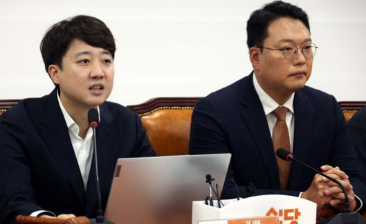 25日，韩国改革新党首李俊锡火力全开，公开炮轰祖国革新党前党首曹国的“20-