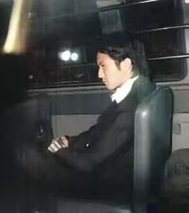 金晨这事如果发生在香港，那么助理和金晨都涉嫌犯罪。金晨这交通事故只是撞了路牌跟围