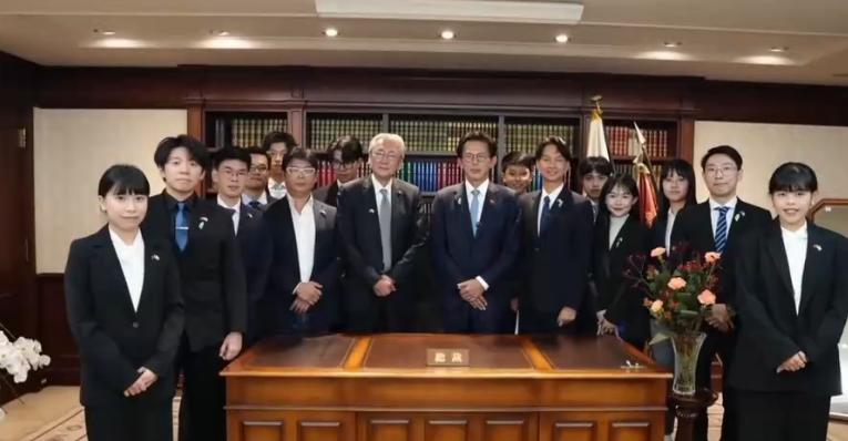 黄国昌窜访一趟日本，没想到搞的是身败名裂。甚至连曾经的好基友馆长也表示无法理解，