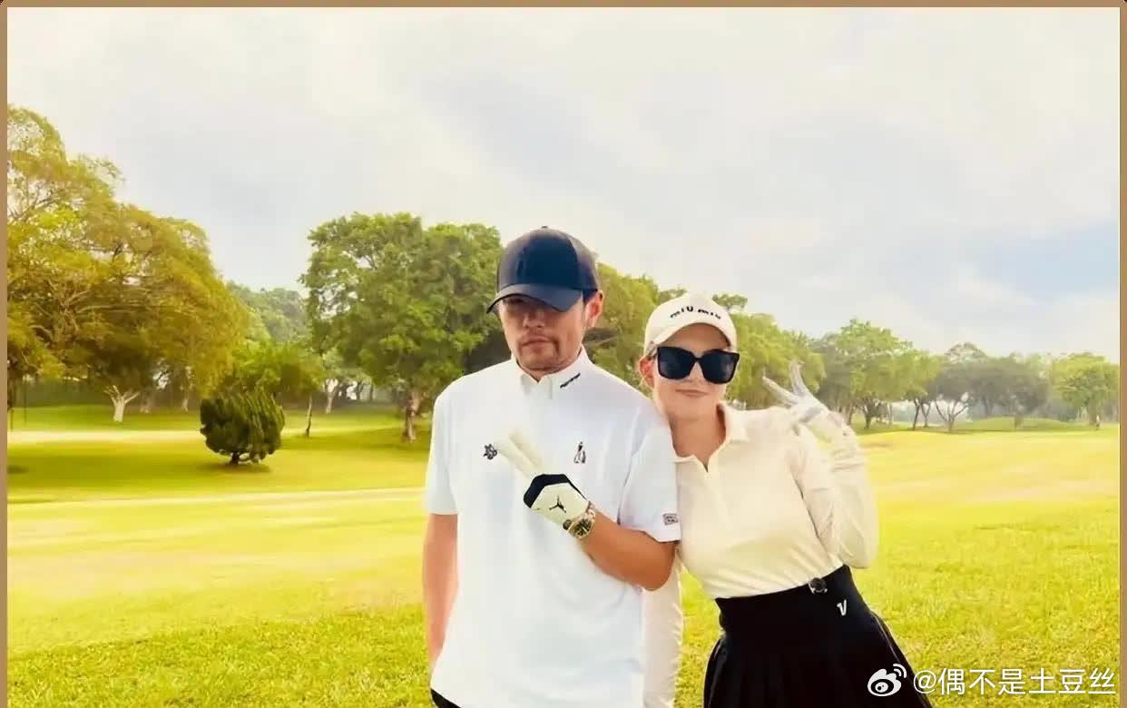周杰伦胡子拉碴显沧桑，昆凌百褶裙一穿秒变学妹，这同框反差谁顶得住​