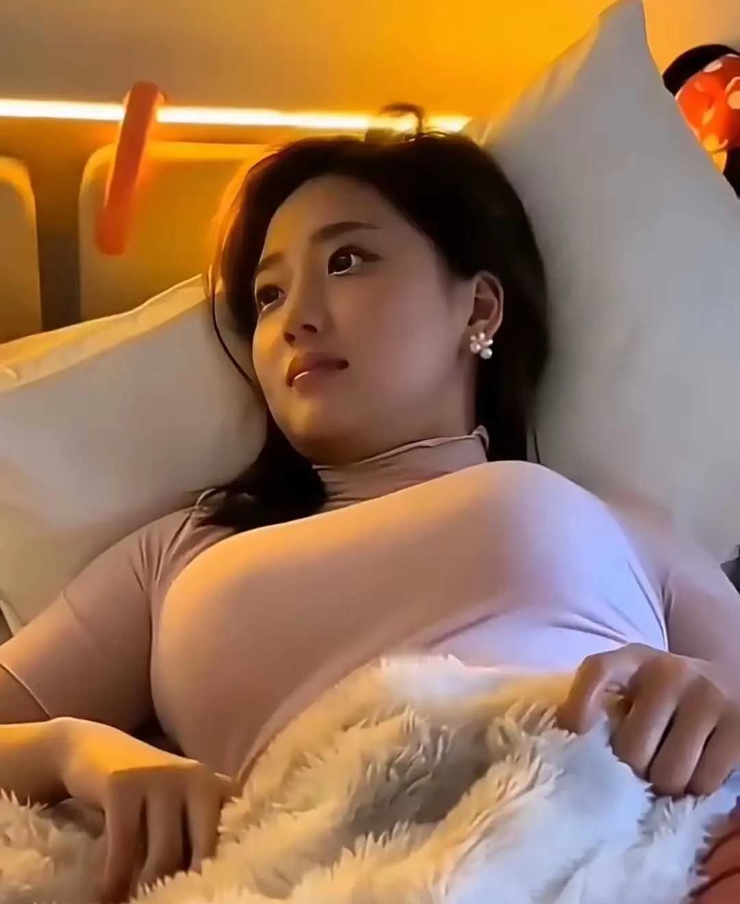 改善睡眠可尝试：①固定作息，每天同一时间入睡起床；②睡前1小时远离电子屏幕，