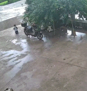 心酸。浙江，一在外地打工的女子发视频称，本想通过监控看看待在老家的儿子在干嘛，结