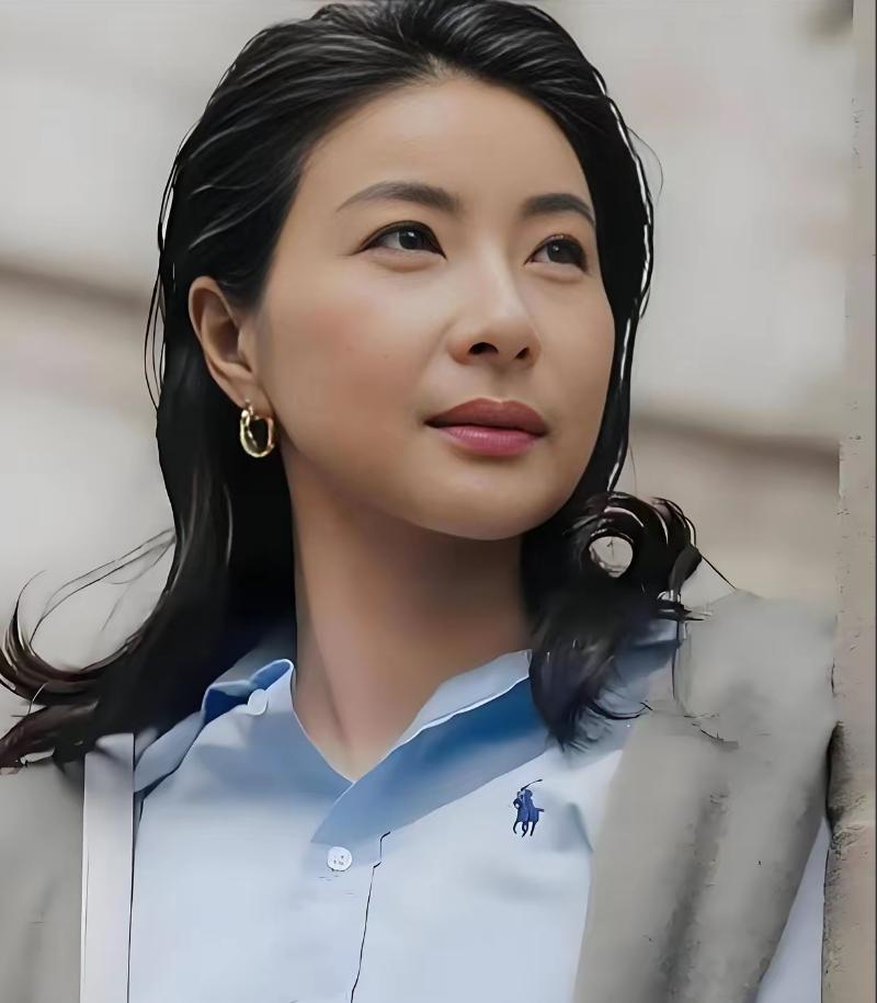 香港算命大师曾直言“不敢给郭晶晶看相，她打破了相书定律”，有人说她小耳垂无贵人