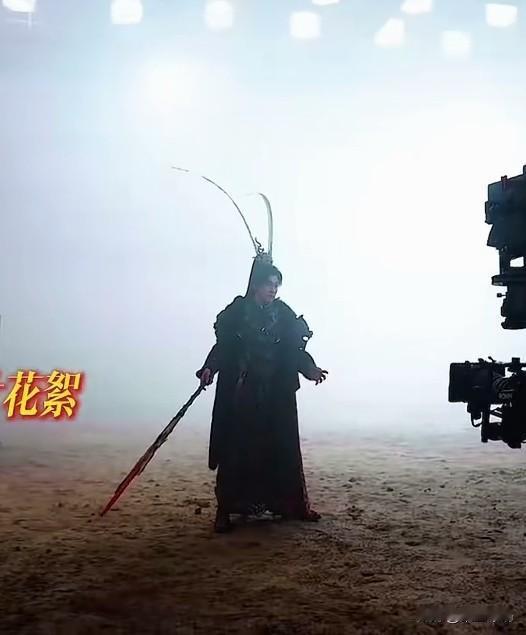 事实是，何润东也戴起了稚鸡翎你还会觉得他比“原装”帅吗？远看，确实魁梧了