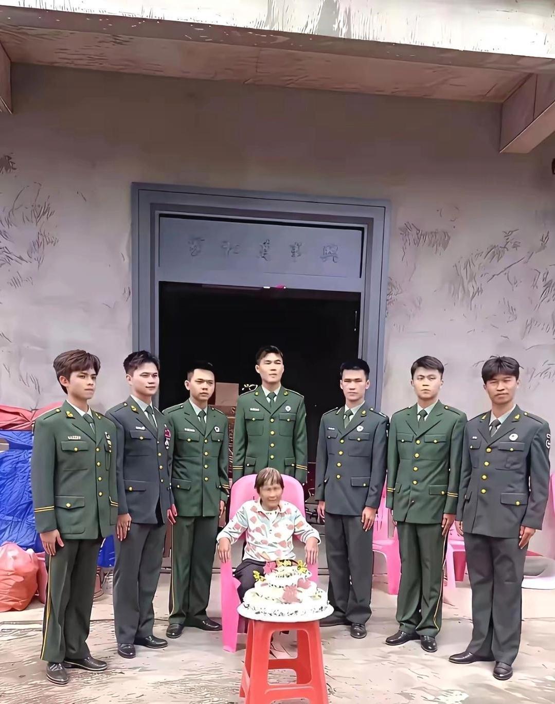 这样的家庭谁敢欺负，7个儿子全部当兵，真正的光宗耀祖，这在农村完全可以横着走，没