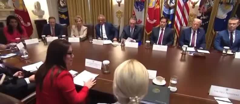 今天的美国内阁会议长达三个多小时，每个部长轮流吹捧川普，向伟大领袖表忠心，人类史