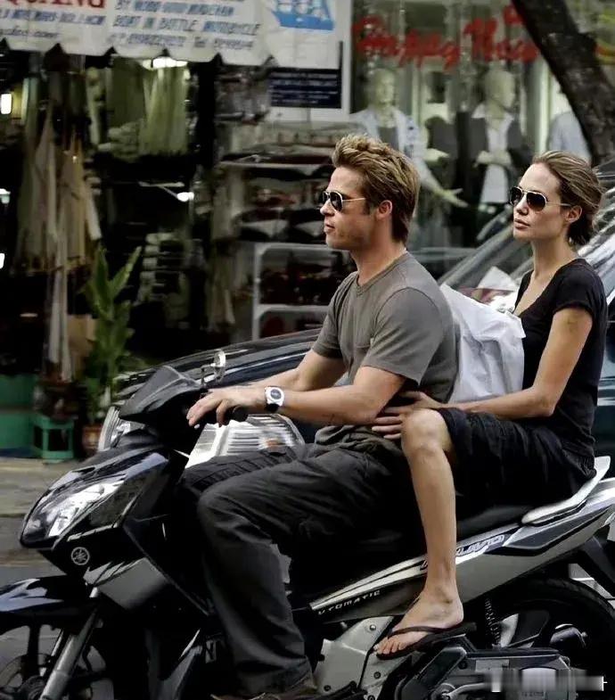 2006年，布拉德·皮特和安吉丽娜·朱莉在越南骑摩托车，那时的他们一定很甜蜜，