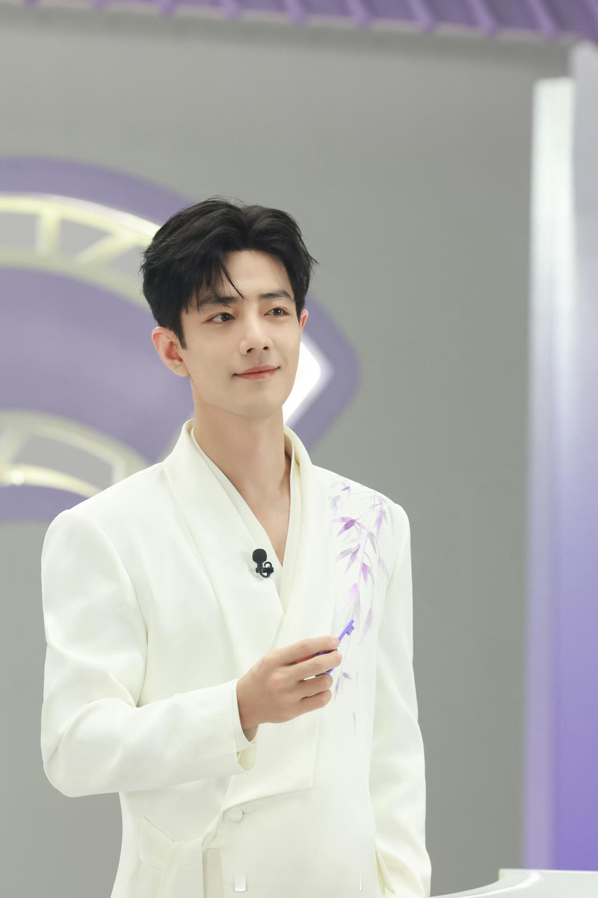 肖战今日直播造型🈶,紫色竹叶刺绣白西装,翩翩公子🤩