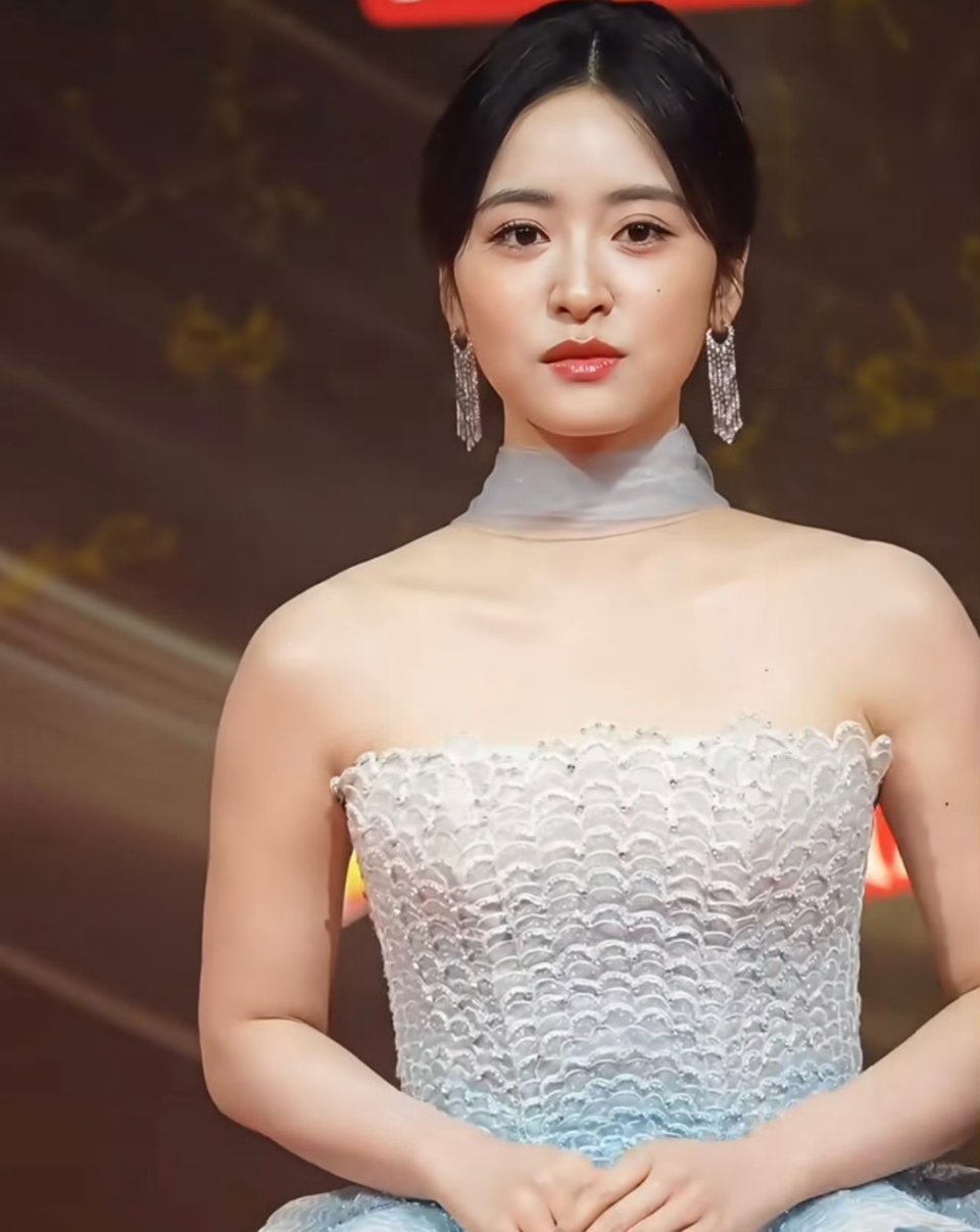 沈月，锁骨怀疑是硬画出来的