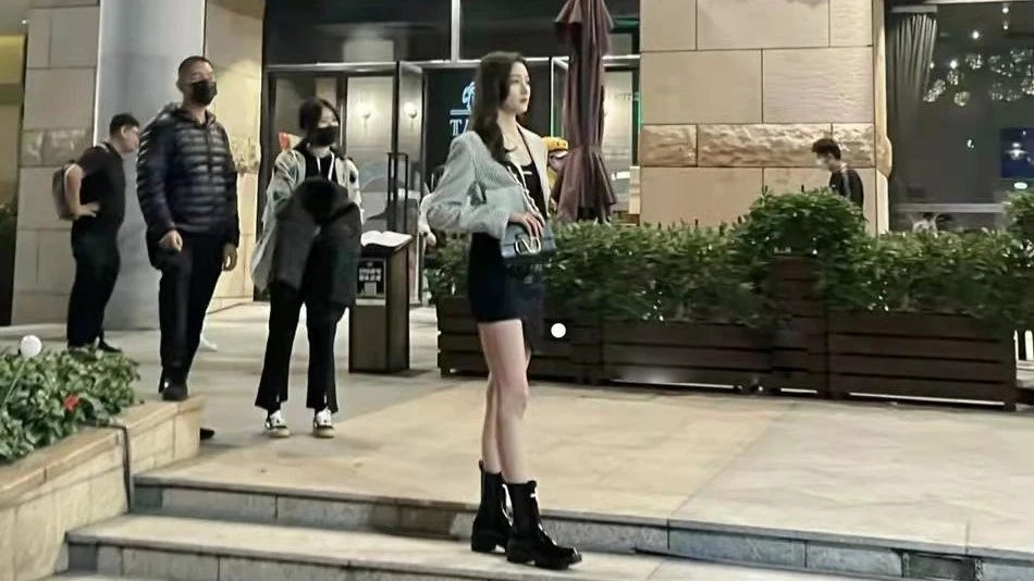 关晓彤线下被抓拍！形象变化太大认不出，网友：美女怎么变成这样了​